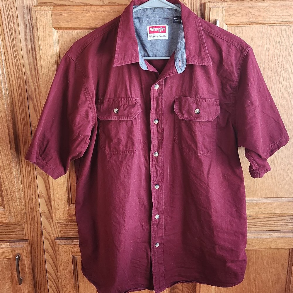 Wrangler Men's Button Down Shirt Size Medium
